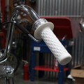 BILTWELL THRUSTERWHITE GRIPS  MANETKI MOTOCYKLOWE CUSTOM CAFE RACER HARLEY BOBBER FLAT TRACK POLSKA   3.jpg