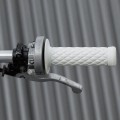 Thruster TPV Grips White klasyczne manetki motocyklowe vintage custom cafe racer harley bobber 1.jpg