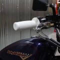 RENEGADE GRIPS MANETKI CUSTOM SCRAMBLER TRACKER CHOPPER HARLEY WHITE 2.jpg