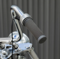 Biltwell Kung Fu tpv grey grips klasyczne manetki motocyklowe.png