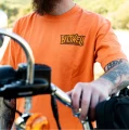 Biltwell Midpack t-shirt pomarańczowa koszulka motocyklowa 6.png